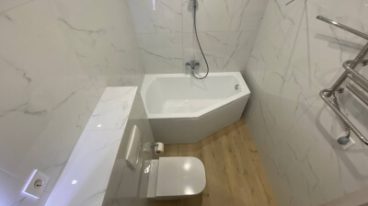 Світла і ніжна ванна кімната для сімейної пари у центрі Кременчука